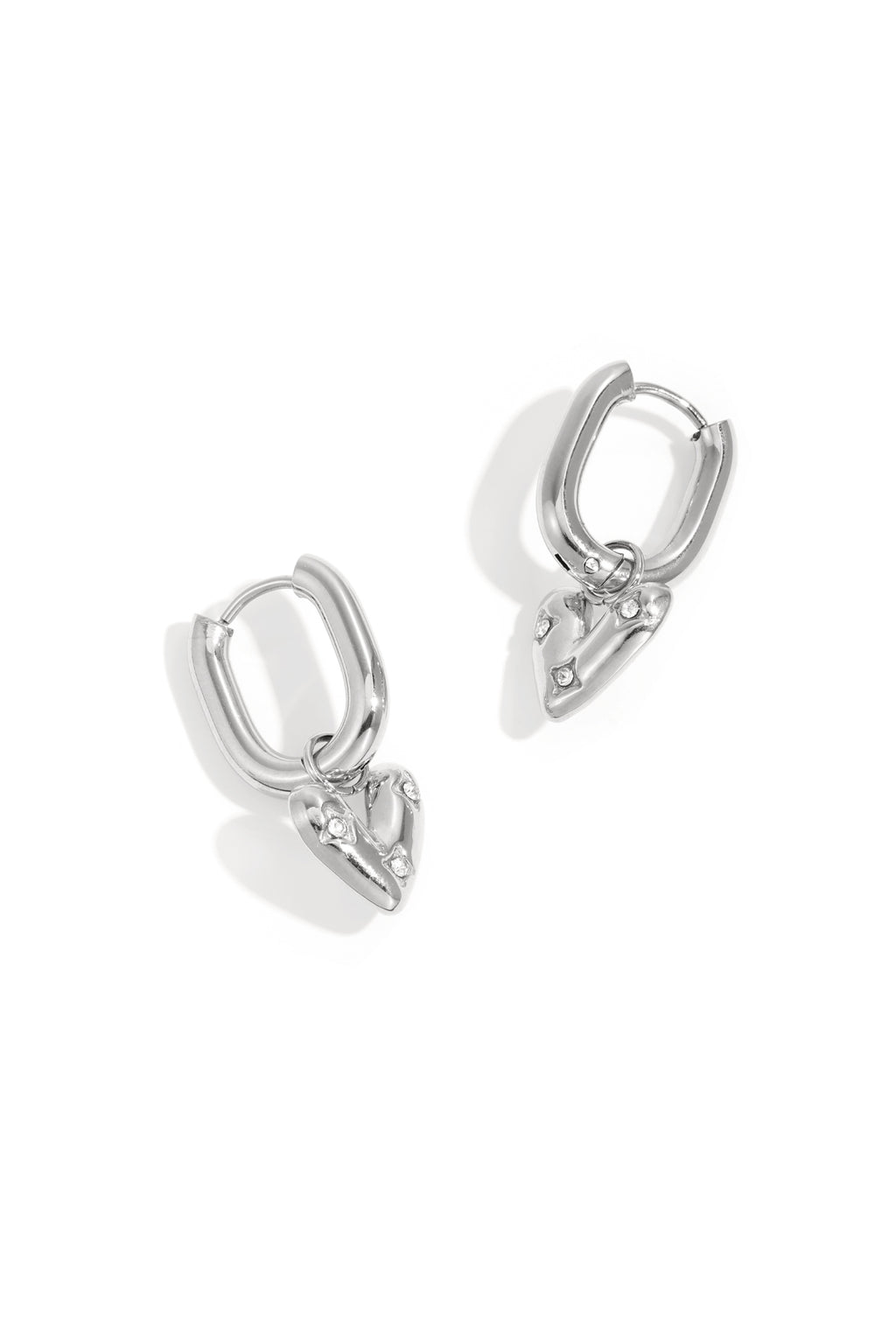 Orecchini a cerchio rettangolari con un cuore pendente decorato con pietre.