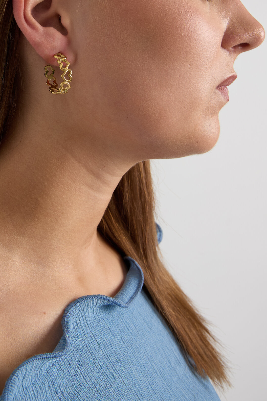 Hoop earrings with alternating hearts