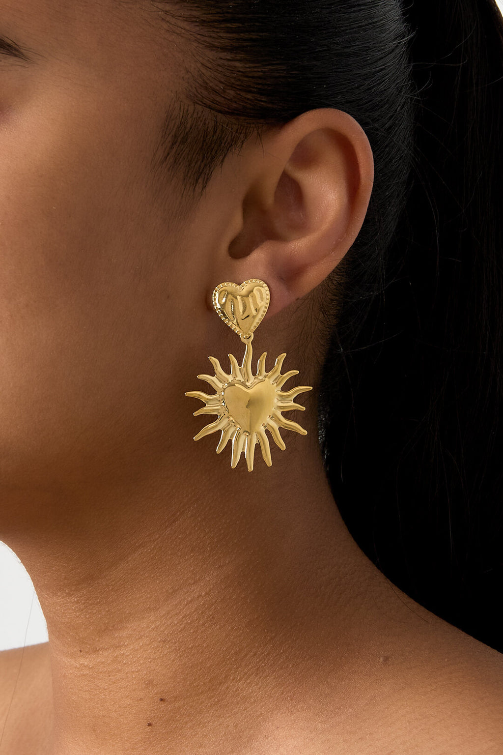 Orecchini a forma di cuore con sole pendente