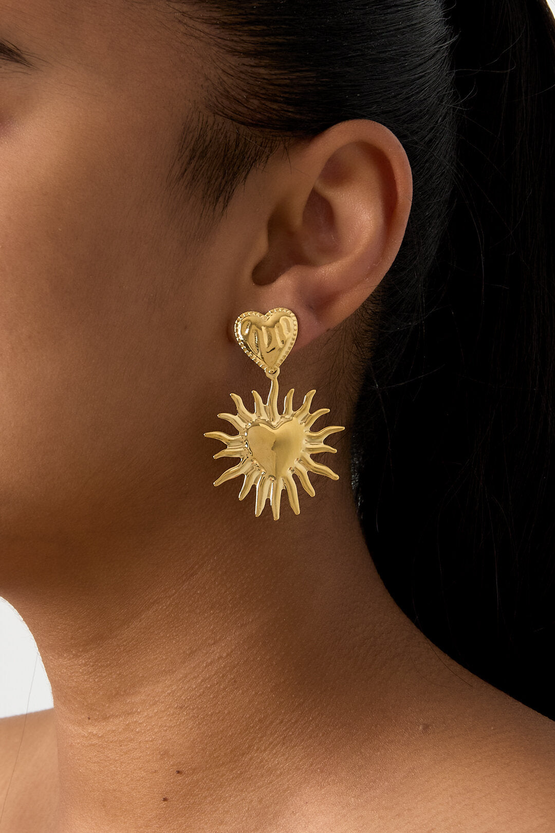 Orecchini a forma di cuore con sole pendente