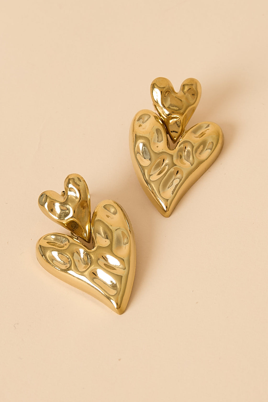 Orecchini a forma di cuore impilati