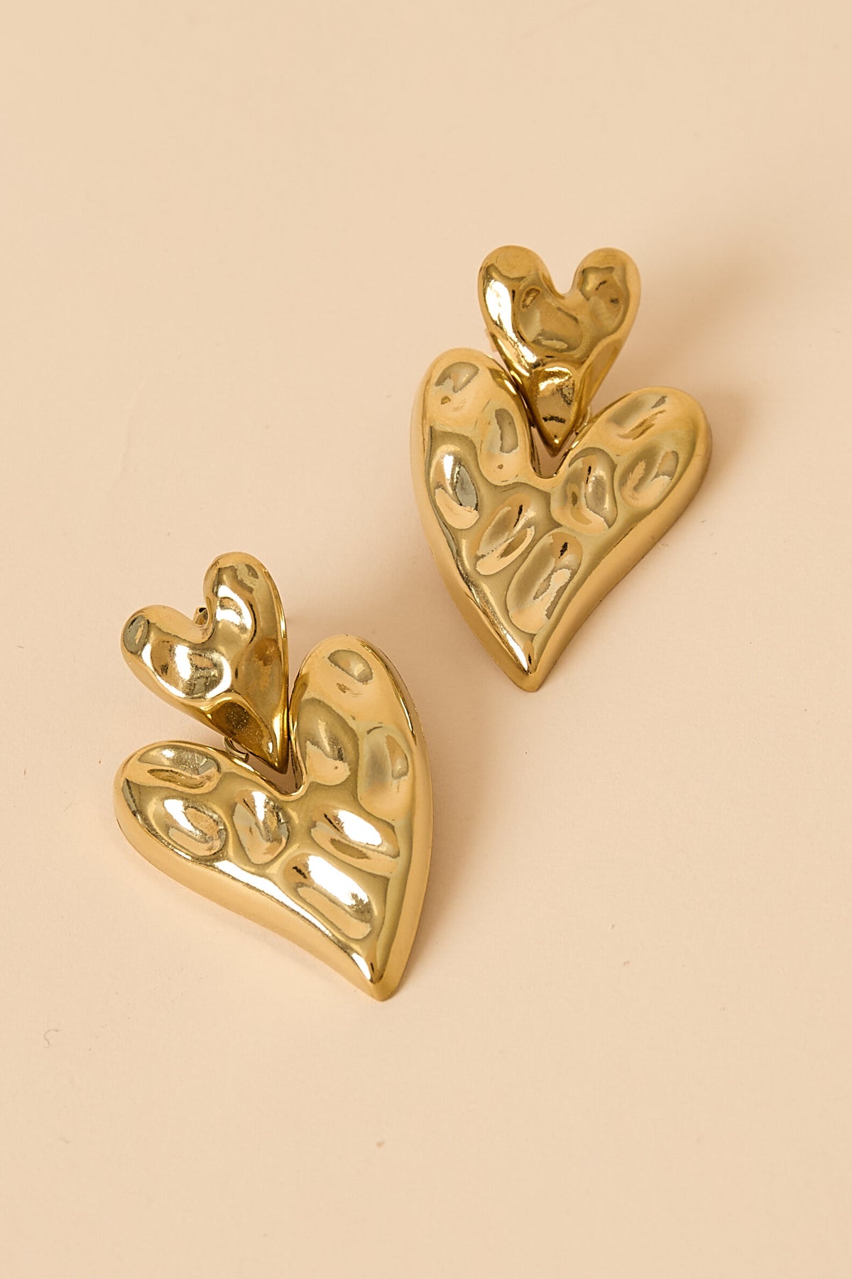 Orecchini a forma di cuore impilati
