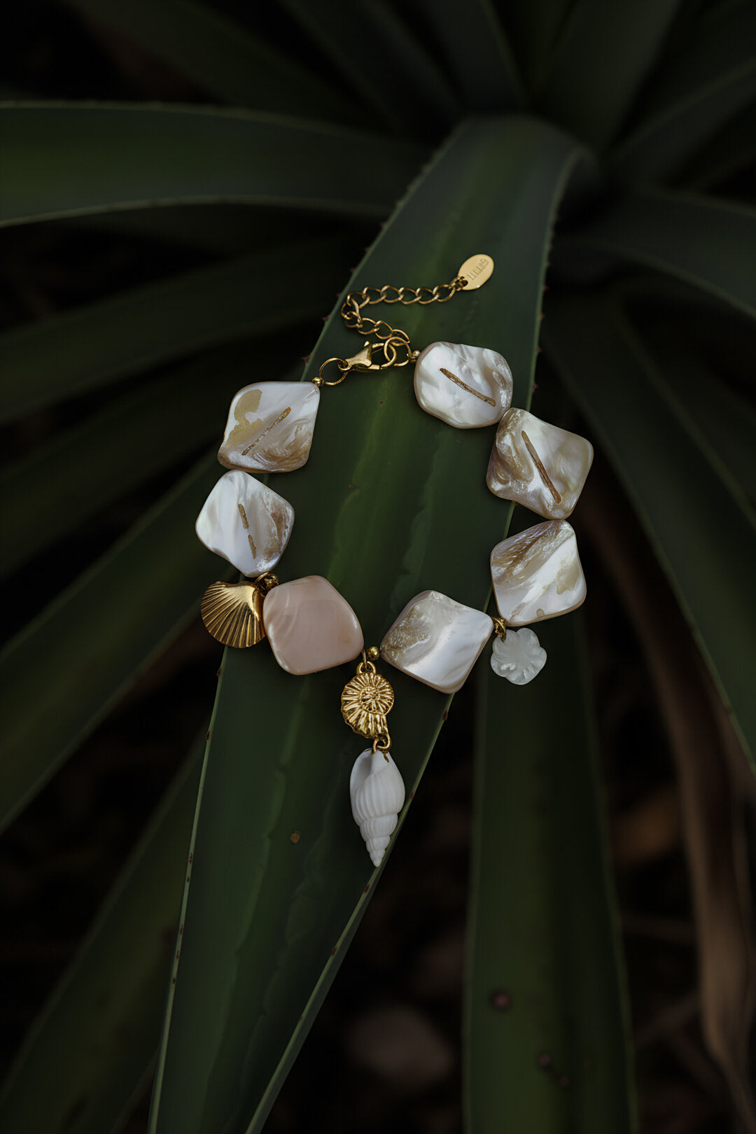 Bracelet with shells and sea charms beige