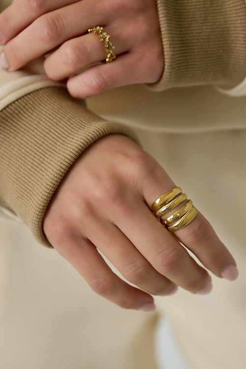 Anello a strati con design a strisce