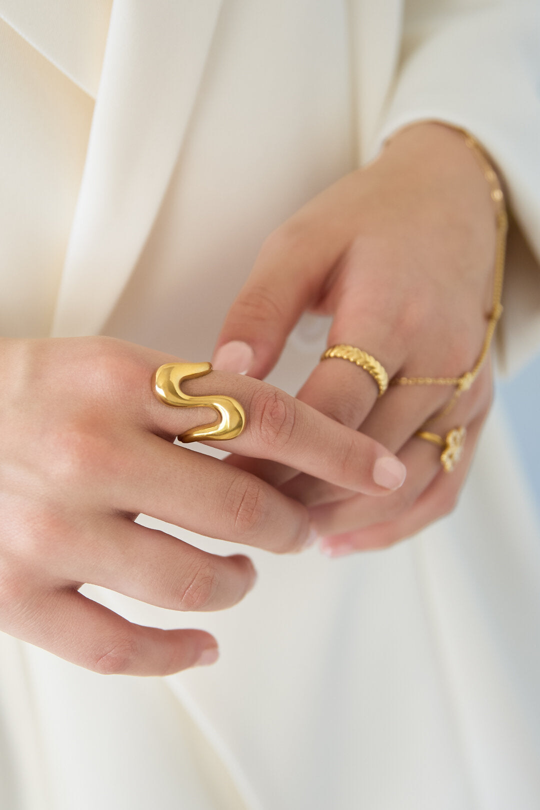 Anello di tendenza regolabile con design ondulato.