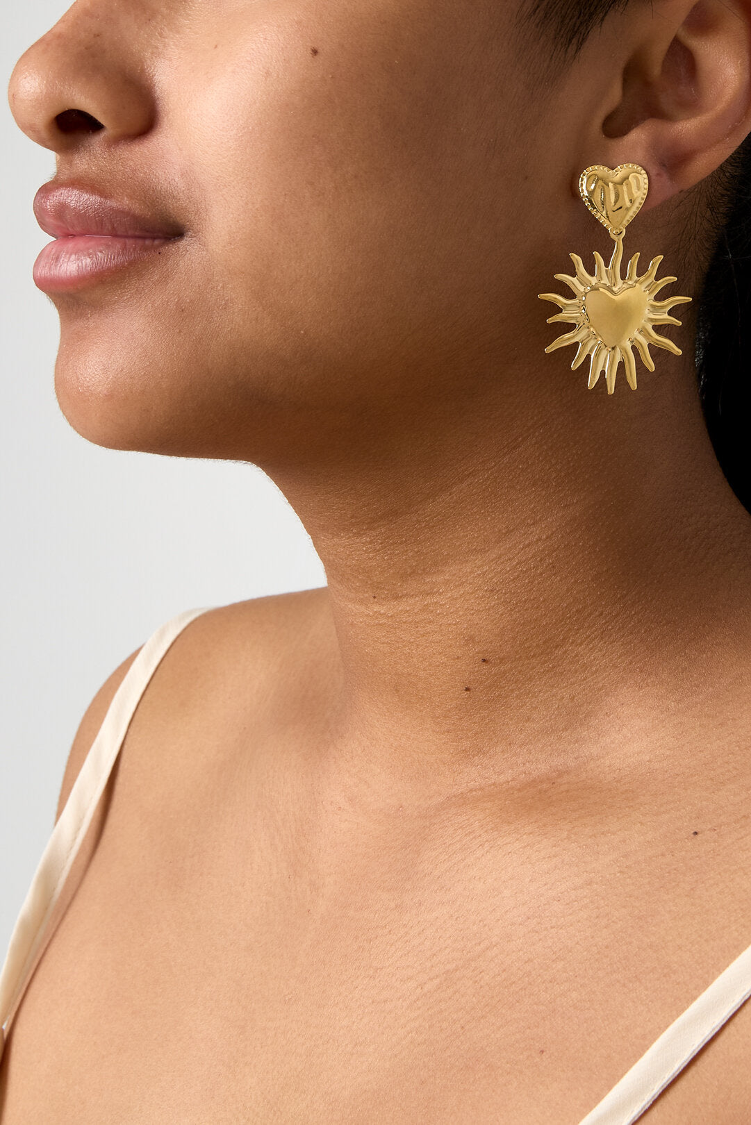 Orecchini a forma di cuore con sole pendente